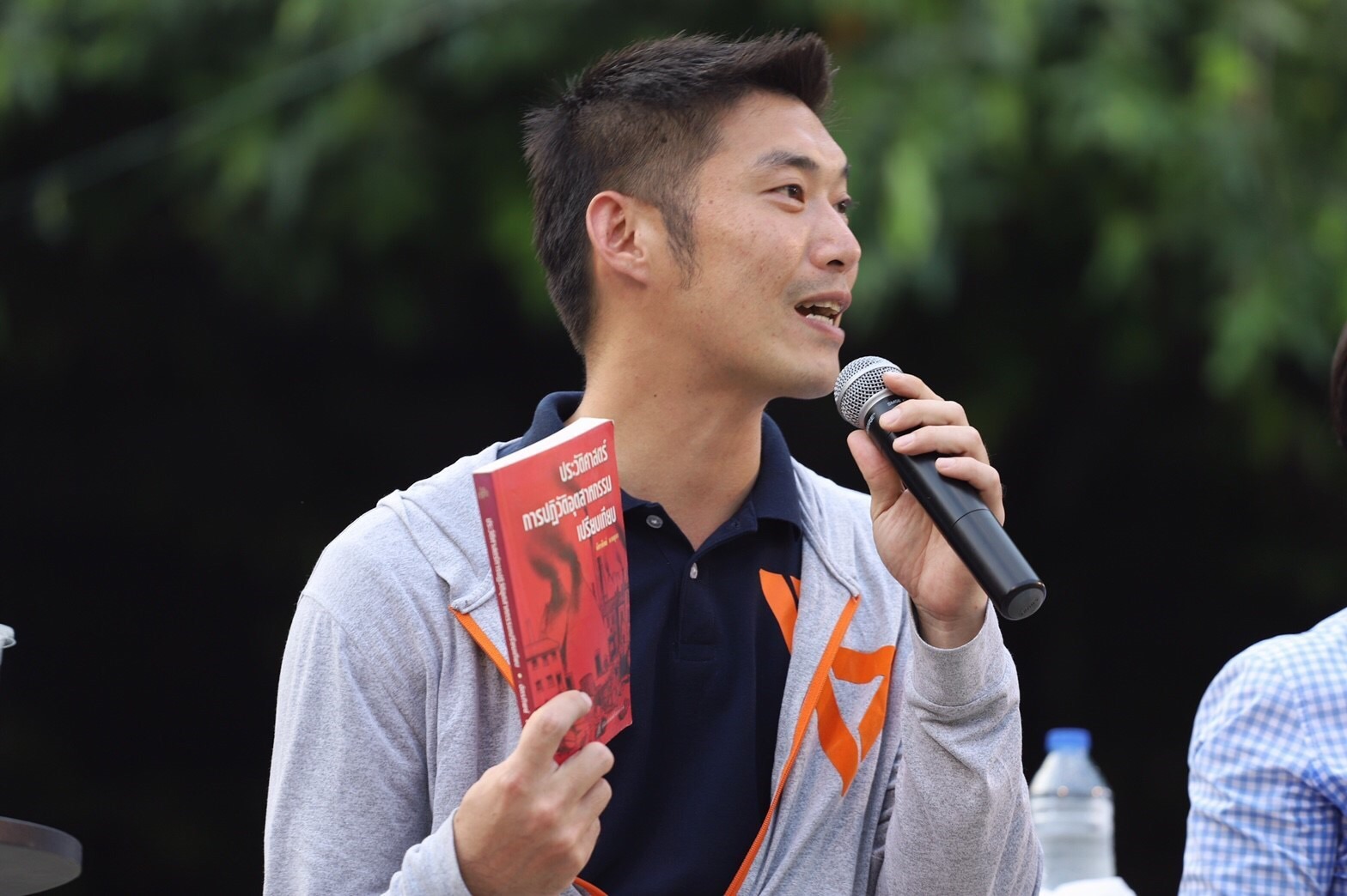 “ธนาธร” ร่วมวงถกนโยบายหนังสือ บอกรปห.บ่อย ทำปฎิรูปการศึกษาไม่ได้