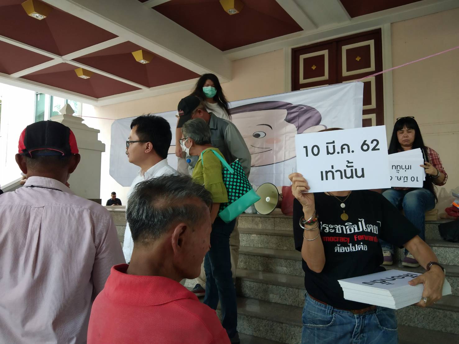 “คนอยากเลือกตั้ง” ทยอยปักหลัก มธ.ท่าพระจันทร์ ติดรูป “ยุทธ์น็อคคิโอ” กก.สิทธิร่วมสังเกตการณ์