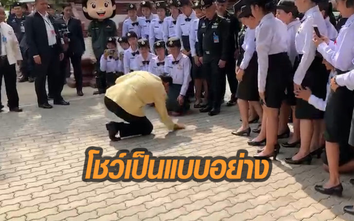 เลือดทหารแรง! “บิ๊กตู่” โชว์ตบพื้น 5 ป๊าบ สอนท่าตะเบะ-ยกอก นศ.วิชาทหาร