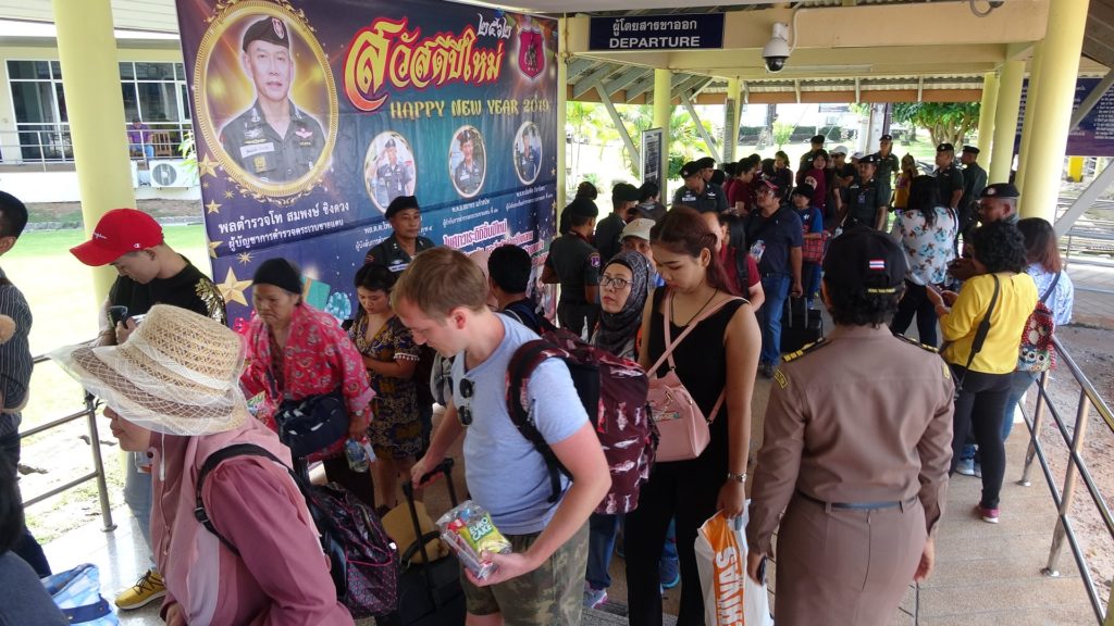 ด่านชายแดนท่าเรือตำมะลังต่างชาติทะลักคึกคัก ตชด.436 ขนของขวัญหลายร้อยชิ้นต้อนรับหน้าท่า