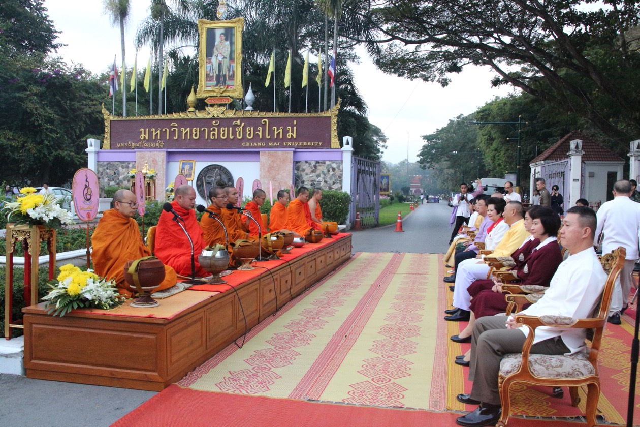 นักท่องเที่ยวใส่บาตรปีใหม่ดอยอินทนนท์ท่ามกลางอุณหภูมิ 3 องศา