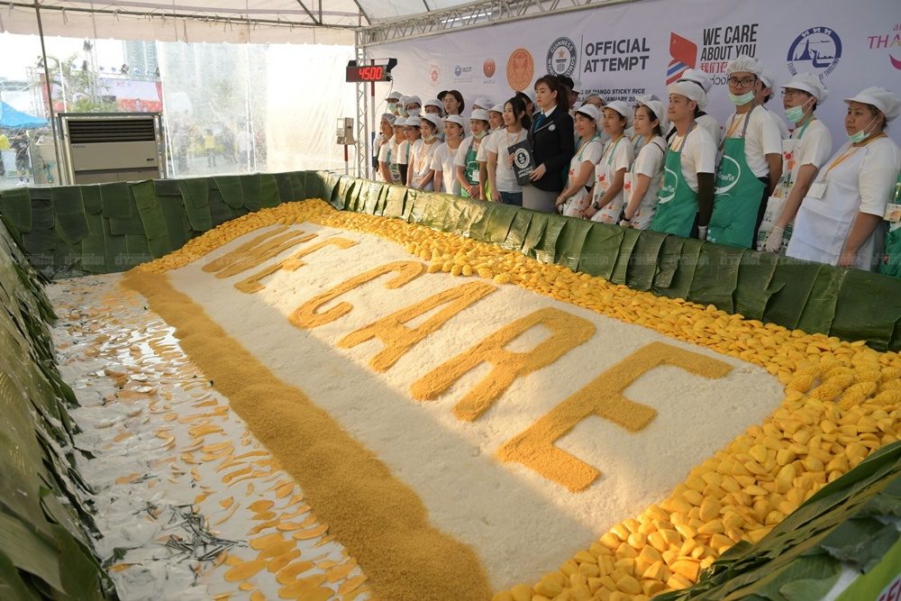 โต๊ะจีน 1,250 โต๊ะ เลี้ยงนักท่องเที่ยวจีน ข้าวเหนียวมะม่วงใหญ่สุดในโลก!