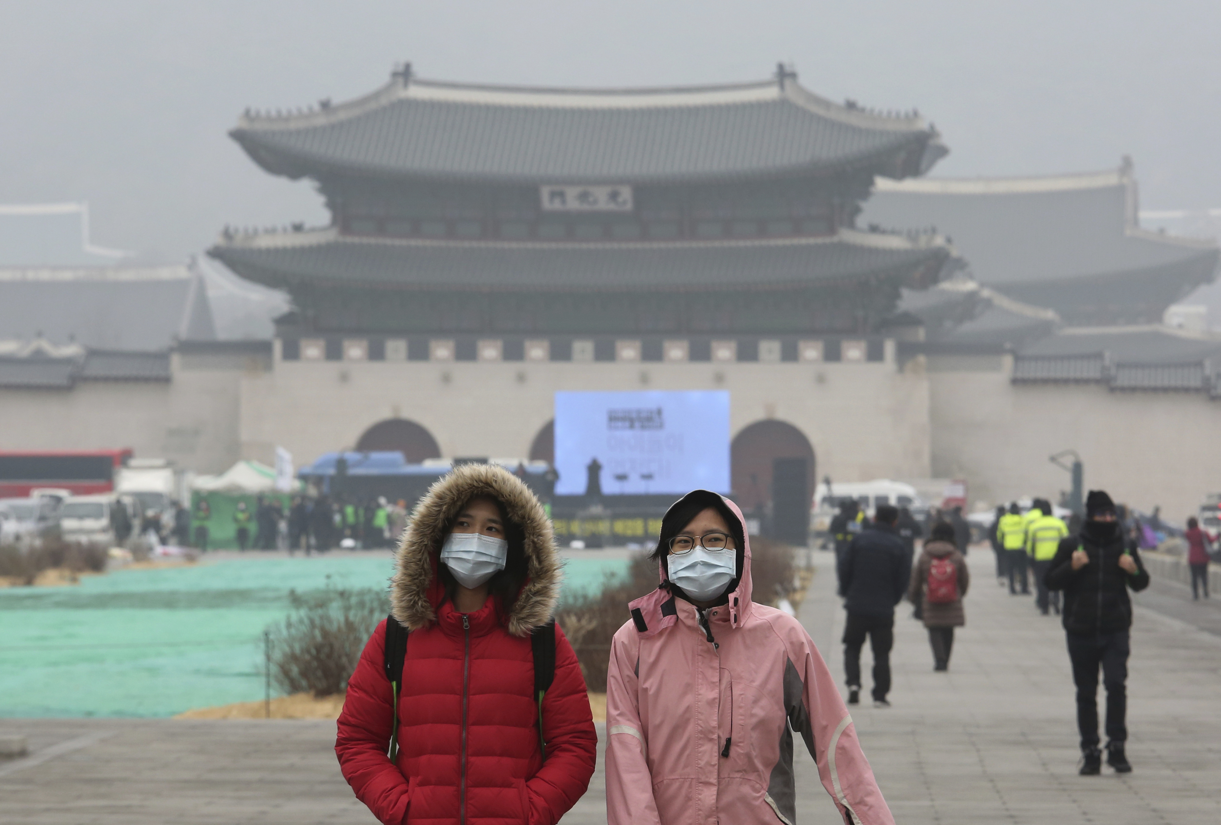 Одинокие в сеуле в кинотеатрах. Южная Корея смог. Загрязнение воздуха в Южной Корее. Пыль в Южной Корее. Экология в Корее.