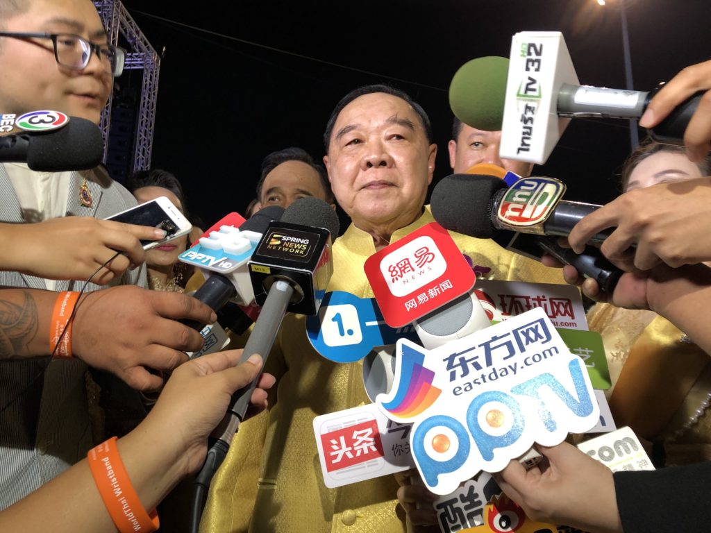 ‘ข้าวเหนียวมะม่วง’ 4.5 ตัน ‘บิ๊กป้อม’ ให้สัมภาษณ์สื่อจีน เผย ‘ไทย-จีน’ พี่น้องกัน ขอให้มาเที่ยวอย่างสบายใจ
