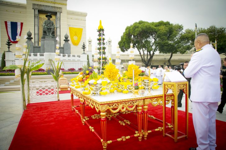 สมเด็จพระเจ้าอยู่หัว โปรดเกล้าฯ ประกอบพิธีบวงสรวงบูรณะพระปฐมบรมราชานุสรณ์ ร.1