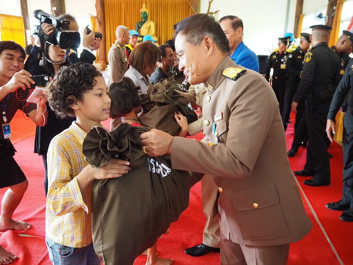 สมเด็จพระเจ้าอยู่หัว พระราชทานถุงยังชีพราษฎรที่ได้รับผลกระทบจากพายุปาบึก