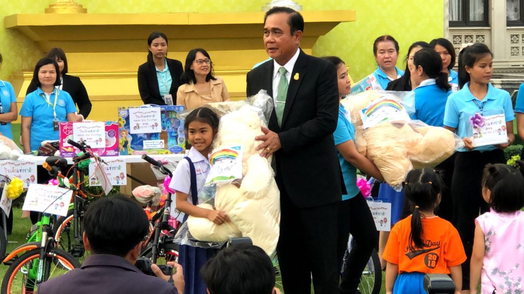 “ลุงตู่” มอบเงินรางวัล 2 หนูน้อยหลังชวดของเล่น บอก “สำหรับคนที่ฟังลุงต้นจนจบ”