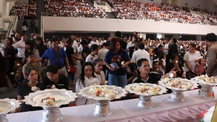 สาธุชนทั่วโลกกราบลา-วางไม้จันทน์สรีระสังขาร “ครูใหญ่หลวงพ่อคูณ” วันสุดท้าย พระลูกศิษย์มอบ “ไม้เคาะหัว” บันทึกในอนุสรณ์สถาน