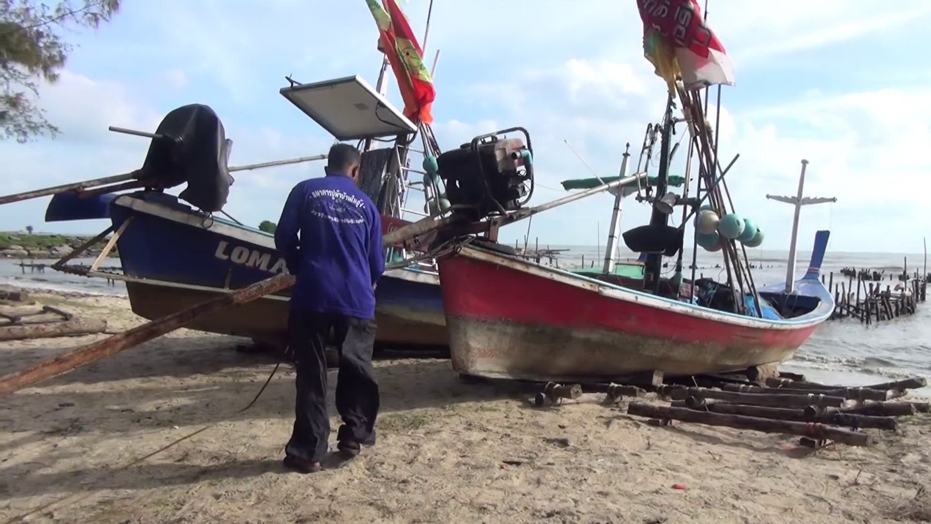 หวั่น “ปาบึก” ถล่ม!! ชาวประมงเมืองคอนเร่งขนเรือขึ้นบก-ลำเลียงเจ้าหน้าที่แท่นขุดเจาะขึ้นฝั่ง