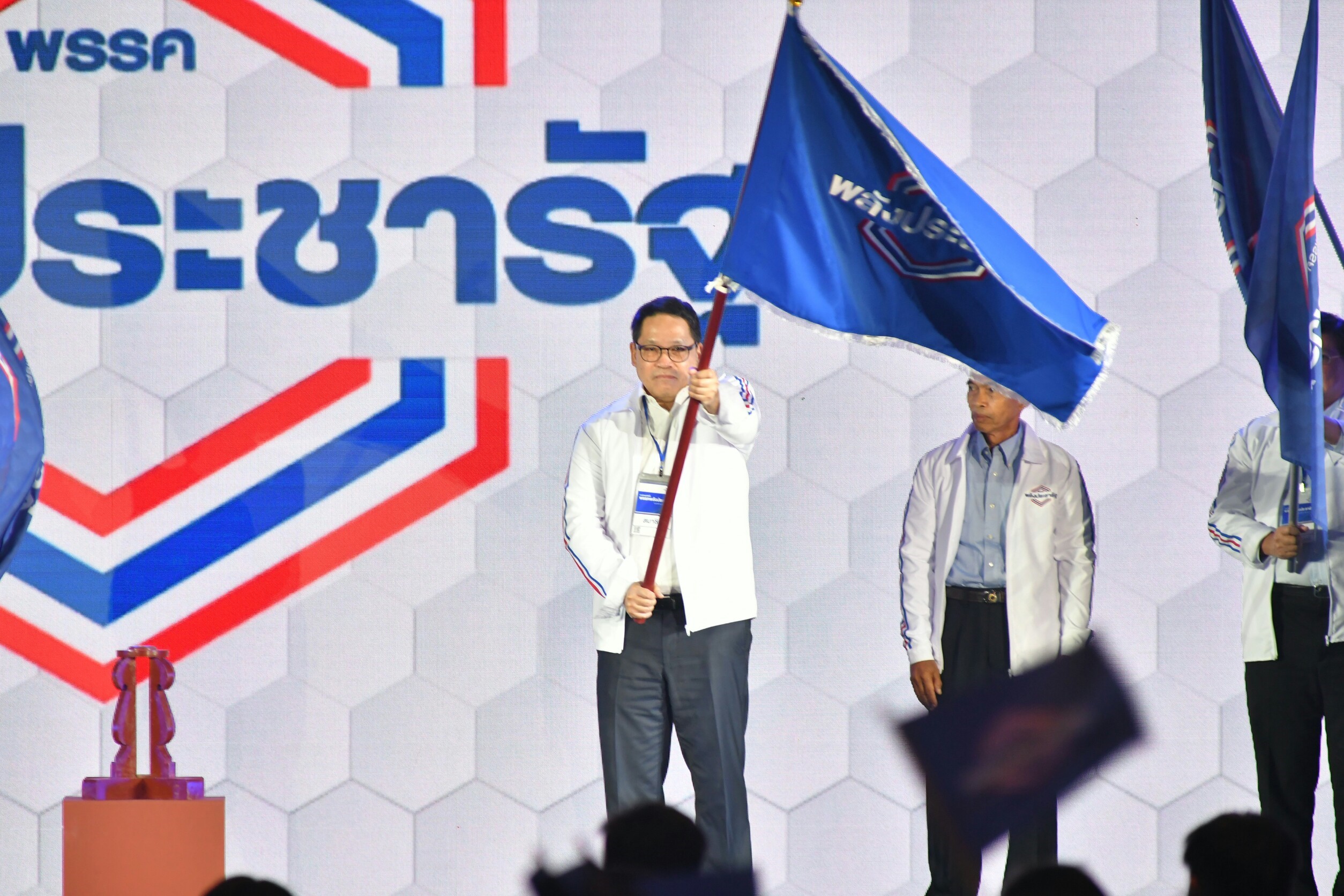 พปชร.เตรียมโชว์เก๋าคุมเกมสภาฯ ยังหวัง “บิ๊กตู่” รับเป็นนายกฯ ลุ้นฟลุ๊คเป็นพรรคอันดับ 1จับมือได้ทุกพรรค