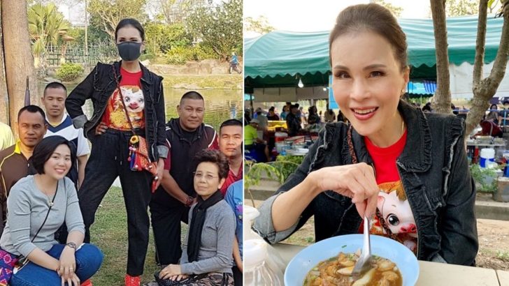 ทูลกระหม่อมฯ โพสต์พระรูปเสด็จตลาดนัด เสวยก๋วยจั๊บริมคลอง ทรงใส่มาสก์ออกกำลังกาย