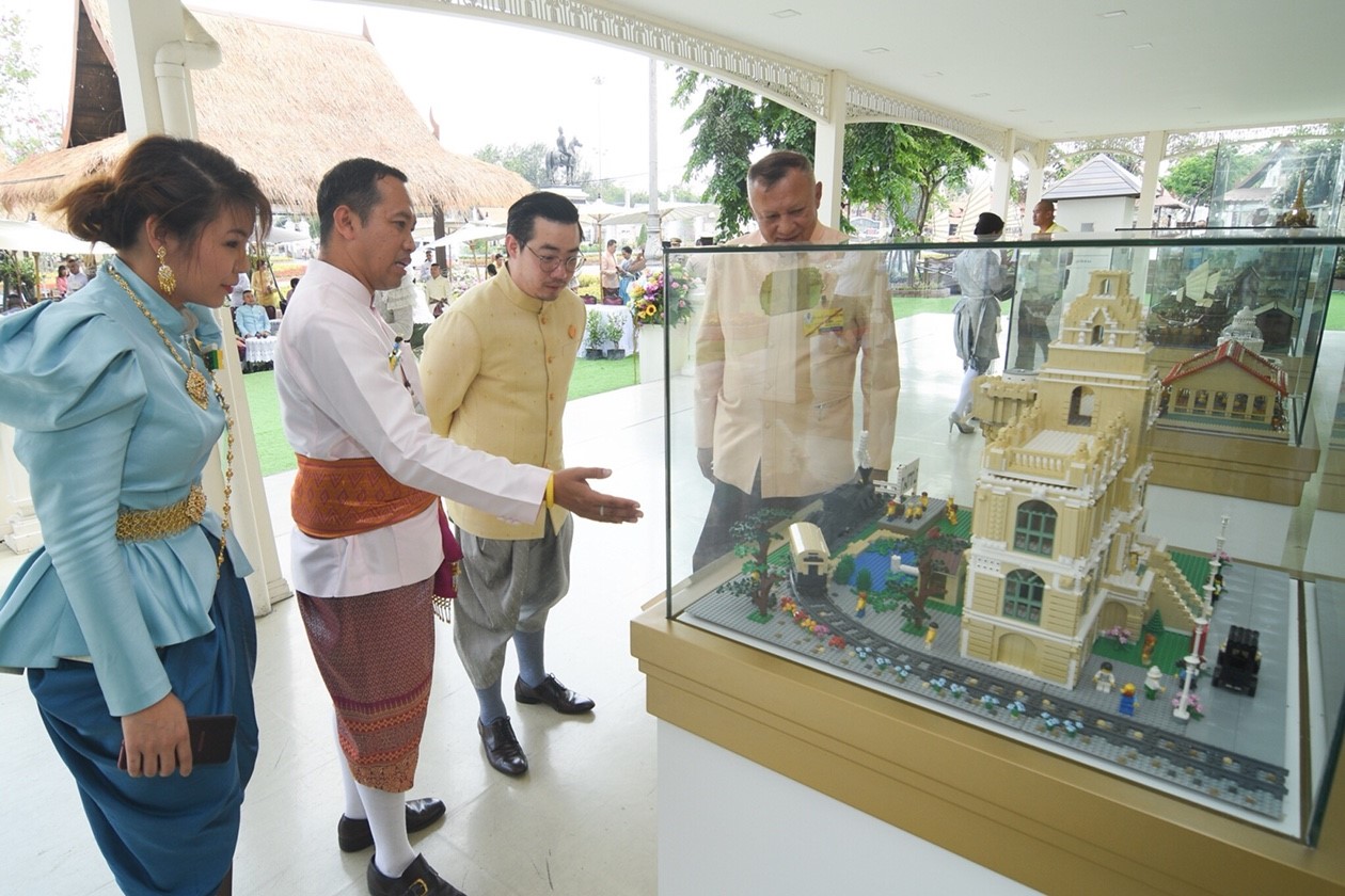 ‘บิ๊กธุรกิจ’ ร่วมเป็นเจ้าของภาพโมเสก-เลโก้พระราชกรณียกิจ หลังจบงานอุ่นไอรักฯ