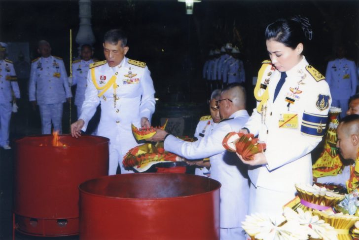 สมเด็จพระเจ้าอยู่หัว ทรงประกอบพิธีสังเวยพระป้ายในเทศกาลตรุษจีน 2562