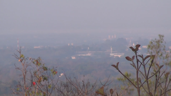 ลำปางค่าฝุ่น PM 2.5 ยังฟุ้งติดต่อวันที่ 2 เห็นตัวเมืองจากบนดอยสูง หมอกขาวคลุม