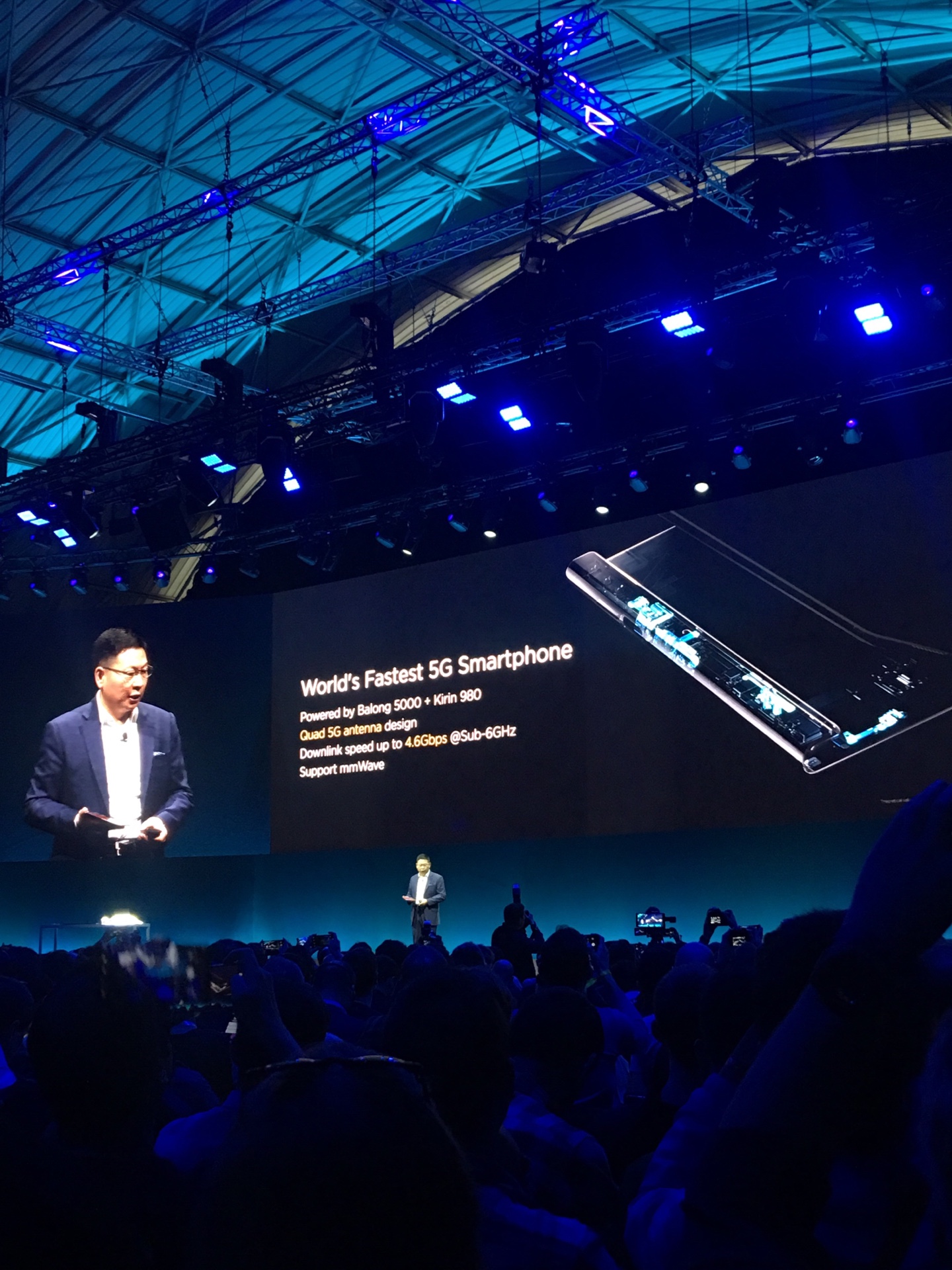 ‘หัวเว่ย’เปิดตัวแล้วสมาร์ทโฟนรุ่นพับได้ขนาด 8 นิ้วรองรับ 5G ใหญ่ทั้งจอและราคา   