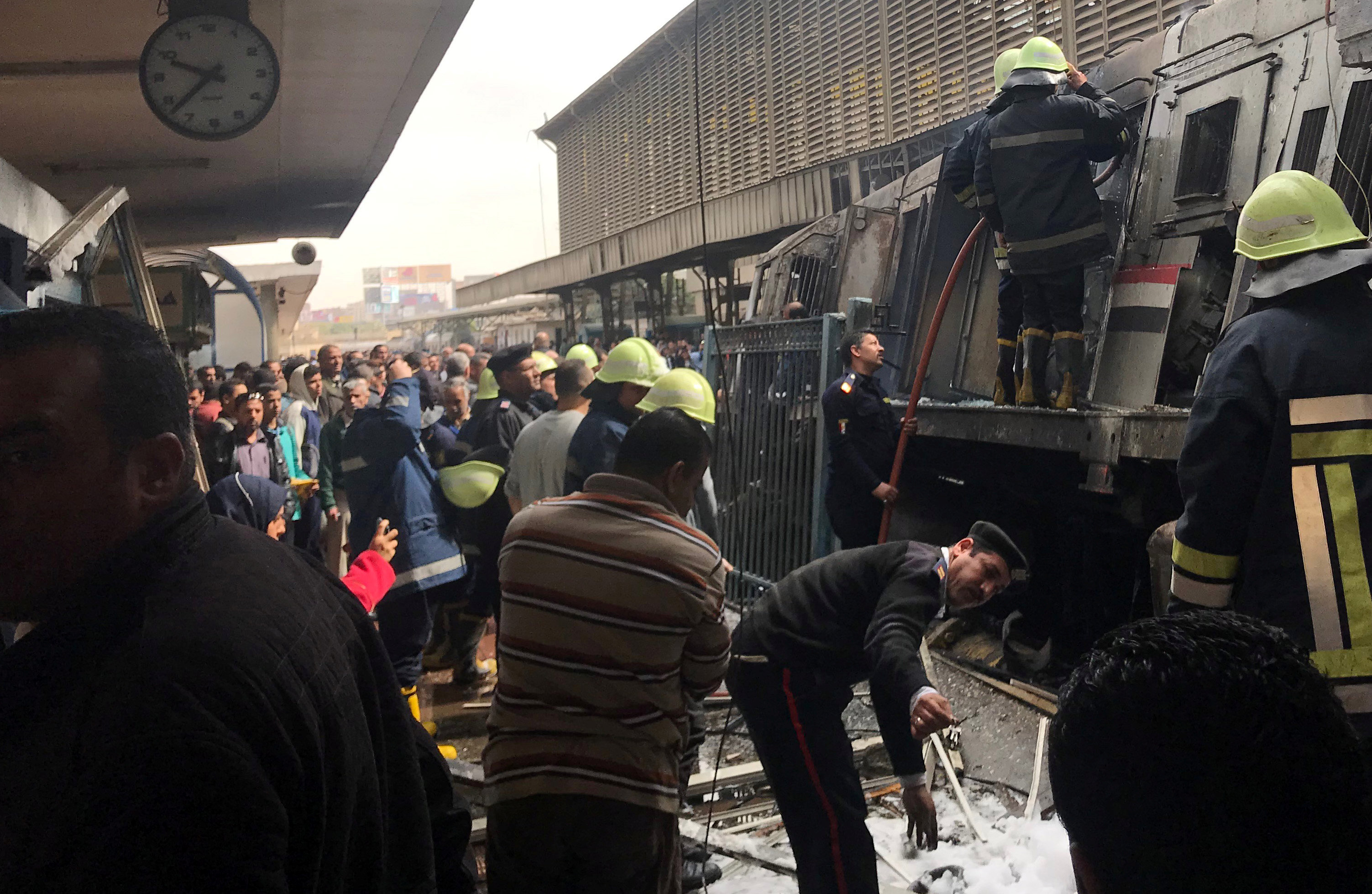 เกิดเพลิงไหม้ครั้งใหญ่ หลังรถไฟพุ่งชนชานชาลา ในกรุงไคโร เบื้องต้นเสียชีวิตเเล้ว 12 ราย