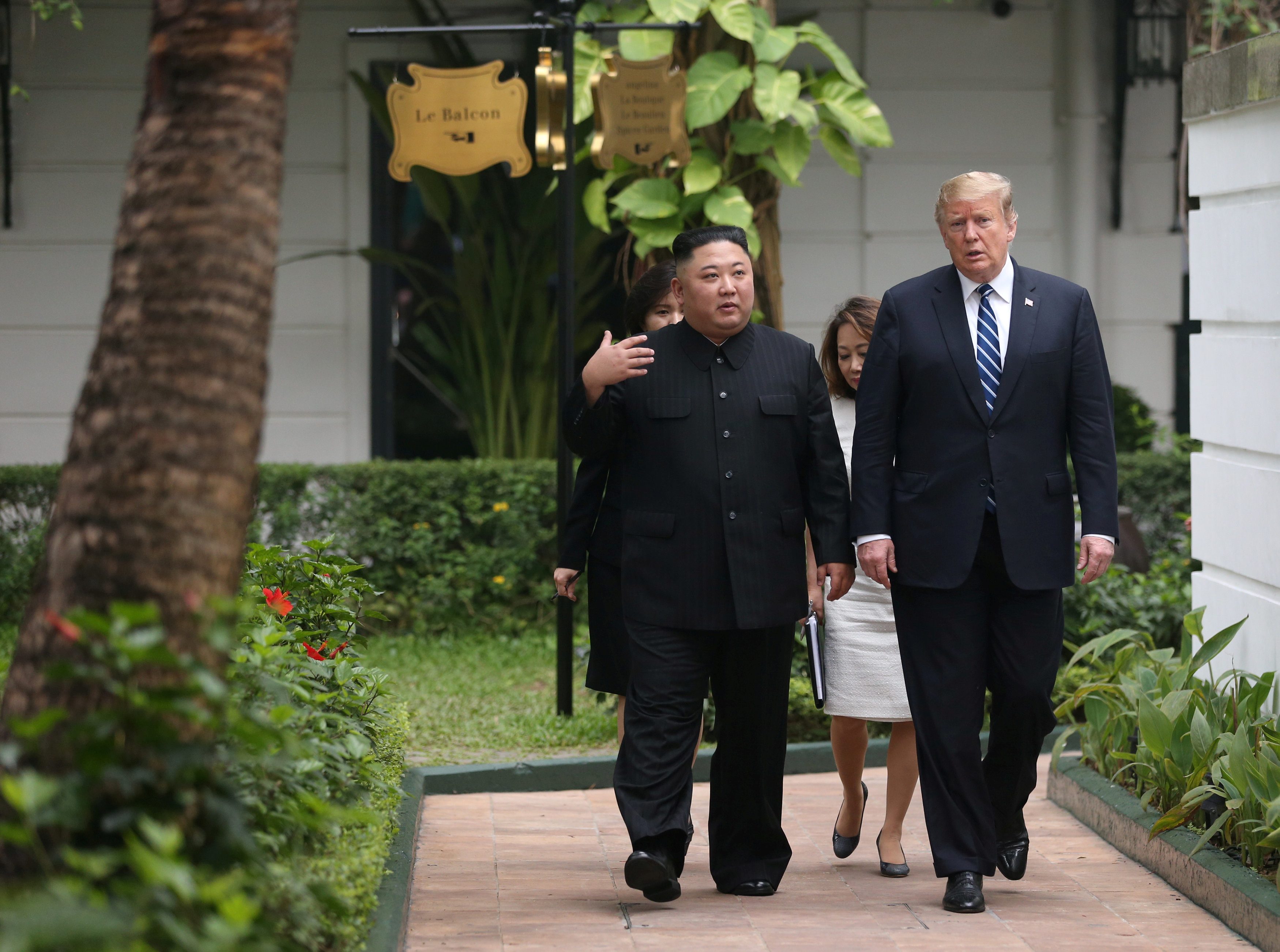 ‘ทรัมป์-คิม’ ชื่นมื่นยามเช้าเดินเล่นด้วยกันในสวน ‘คิม’ เผยยินดีหากสหรัฐเปิด สนง.ประสานงานในเปียงยาง