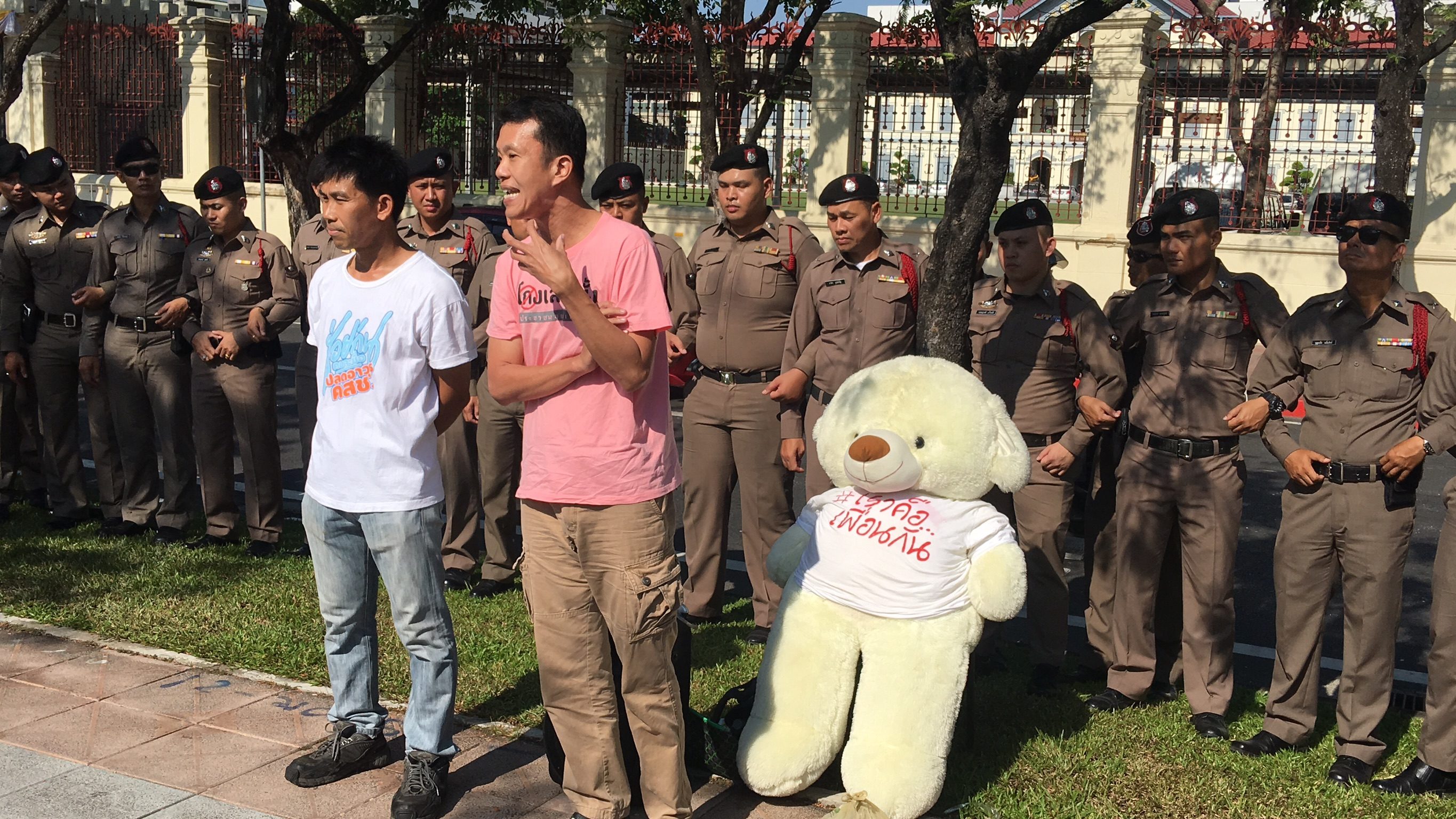 นักกิจกรรมพรึบ! หน้าทบ. ต้านเปิดเพลง “หนักแผ่นดิน” ตร.คุมตัว-บล็อกไม่ให้เข้าใกล้