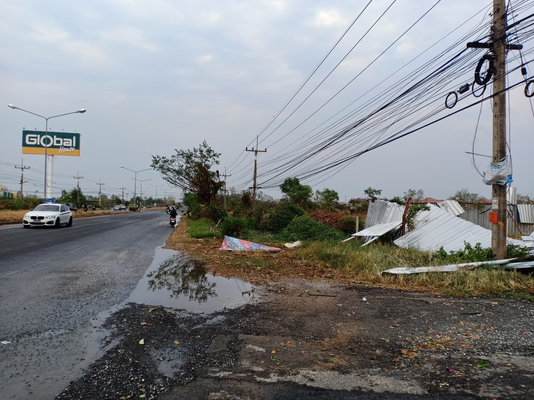 ป้ายหาเสียงพังนับ 100 ป้าย หลังพายุฝนลมแรงพัดถล่มเมืองสารคาม