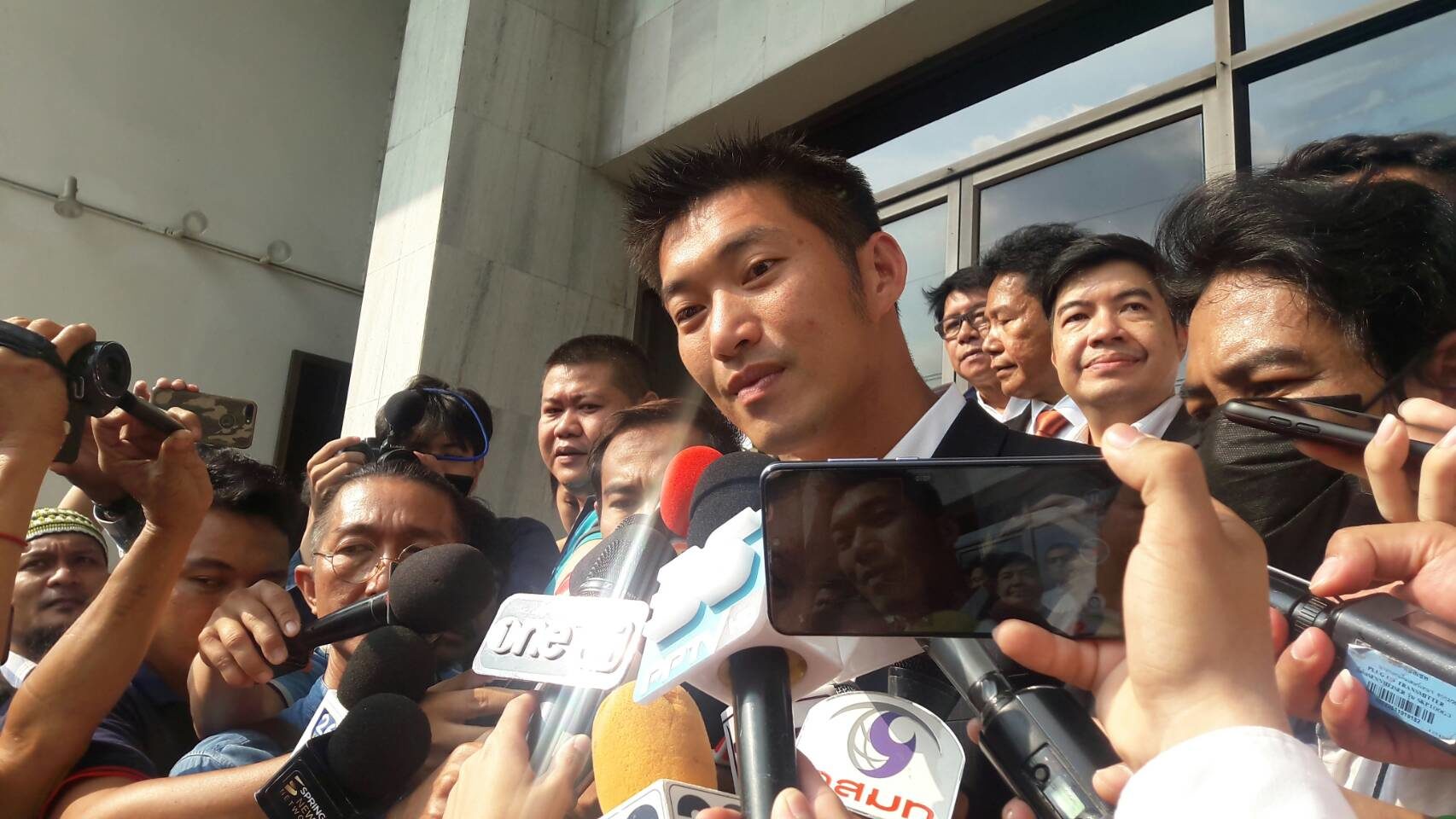 “ธนาธร” เข้าพบอัยการแล้ว คดี คสช.แจ้งจับ วิจารณ์พลังดูด แฟนคลับพรึบ ให้กำลังใจ