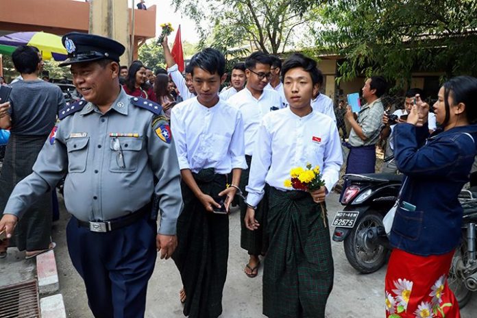 7 นักศึกษาพม่าเจอคุก ฐานเผาโลงกระดาษ ประท้วงขอให้รัฐสวัสดิภาพ