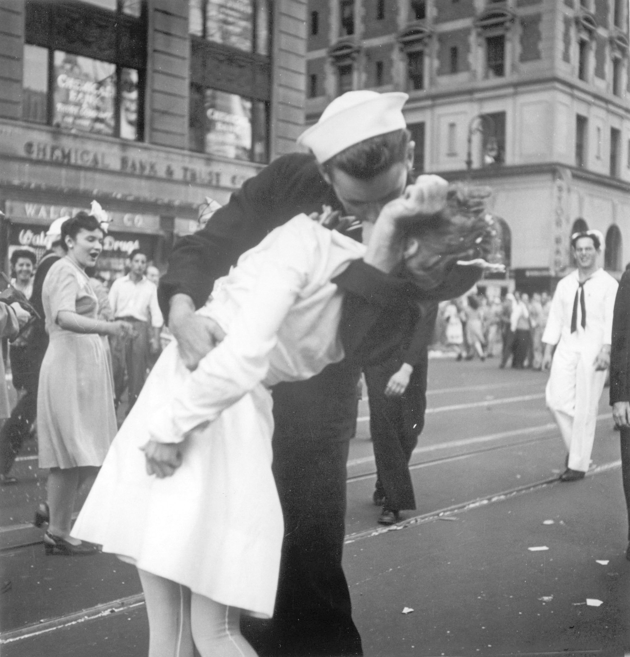 “จอร์จ เมนดอนซา” ทหารเรือสหรัฐในภาพจูบวัน VJ Day ภาพดังเฉลิมฉลองสิ้นสุดสงครามโลกครั้งที่ 2 เสียชีวิตแล้ววัย 95