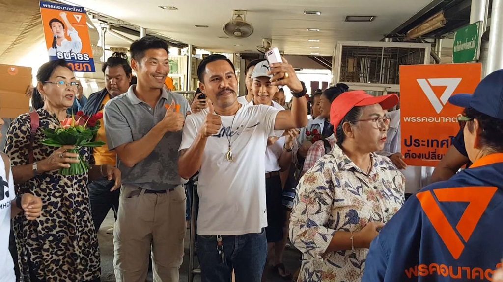 ‘ธนาธร’ นำทีมหาเสียงพี่น้องตลาดแม่กลอง คว้าโทรศัพท์เซลฟี่แฟนคลับเป็นกันเอง อ้อนขอโอกาสเปลี่ยนแปลงบ้านเมือง