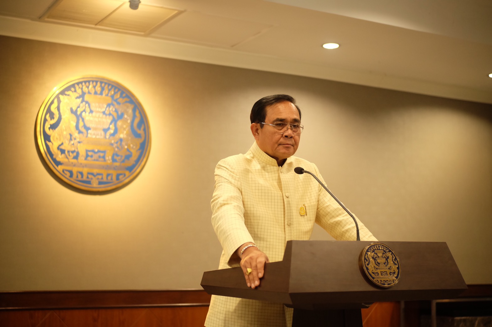 ไม่เห็นเกี่ยวการเมือง! “ประยุทธ์” ชี้ลงพื้นที่ ปชช.มอบดอกไม้ ชูป้ายหนุน เพราะให้กำลังใจนายกรัฐมนตรี