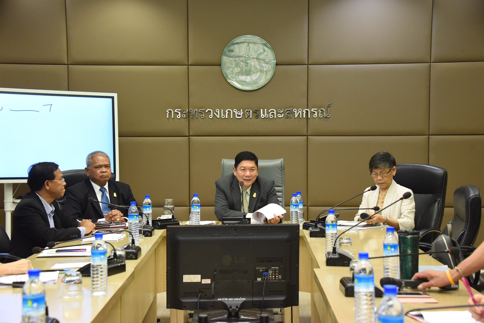เกษตรฯวุ่น! สั่งตรวจสอบสต๊อกสารเคมีซ้ำ ย้ำ 6 มาตรการแก้ไขปัญหาการใช้พาราควอต