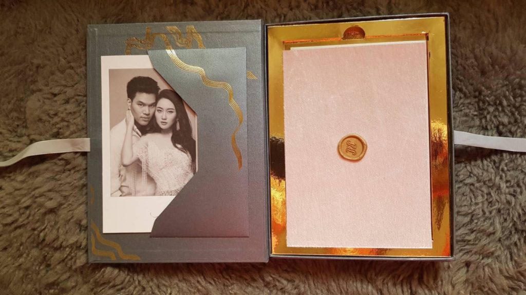 “อุ๊งอิ๊ง” แจกการ์ดเชิญงานเลี้ยงฉลองสมรส 22 มี.ค. ที่ฮ่องกง