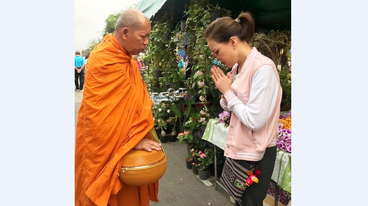 ทูลกระหม่อมทรงโพสต์ ทำบุญใส่บาตร รับสั่งเอาบุญมาฝากให้ทั่วถึงกัน