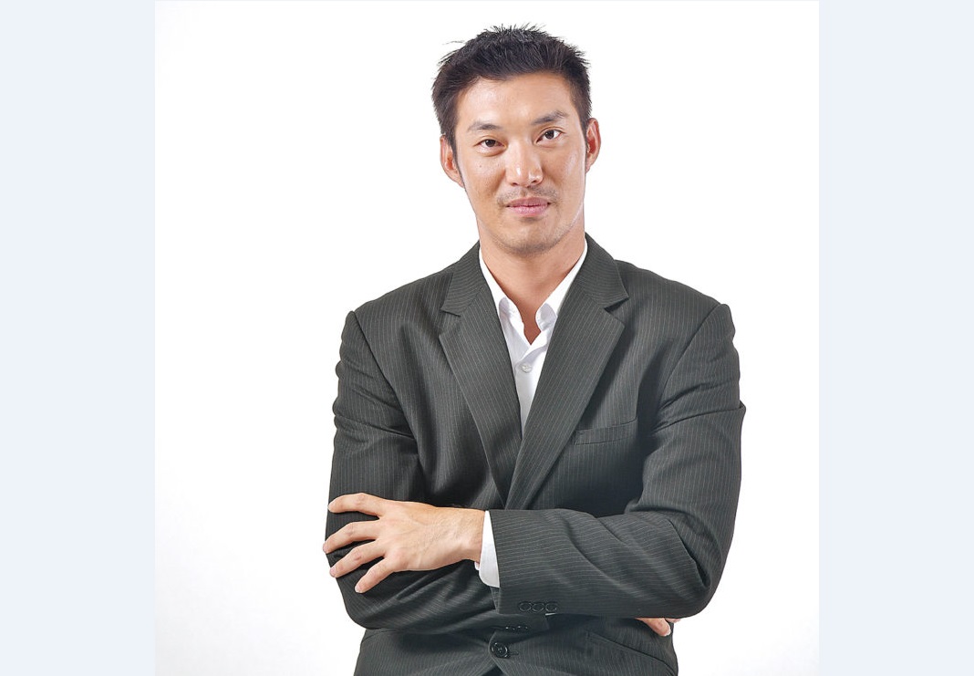 พรรคอนาคตใหม่แก้ประวัติทำงานของ ‘ธนาธร’  หลังโดนวิจารณ์สนั่น!!