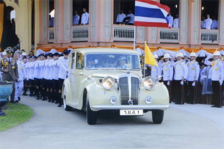 ภาพประทับใจ นักเรียนวชิราวุธฯ เข็นรถยนต์พระที่นั่ง ส่งเสด็จฯ ‘สมเด็จพระเจ้าอยู่หัว’