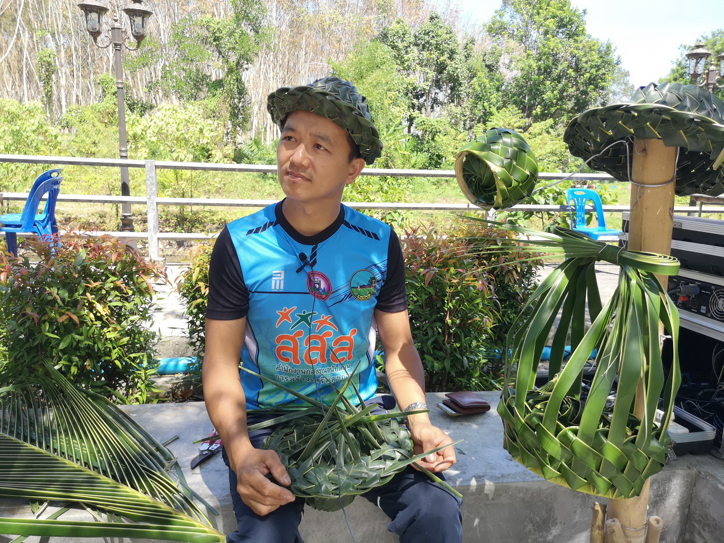 อบต.เขาปูนเมืองตรัง ผุดไอเดียสานใบมะพร้าวหารายได้เสริม