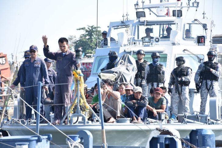 จับกุมเรือประมงเวียดนามพร้อม 20 ชีวิต รุกล้ำน่านน้ำไทย