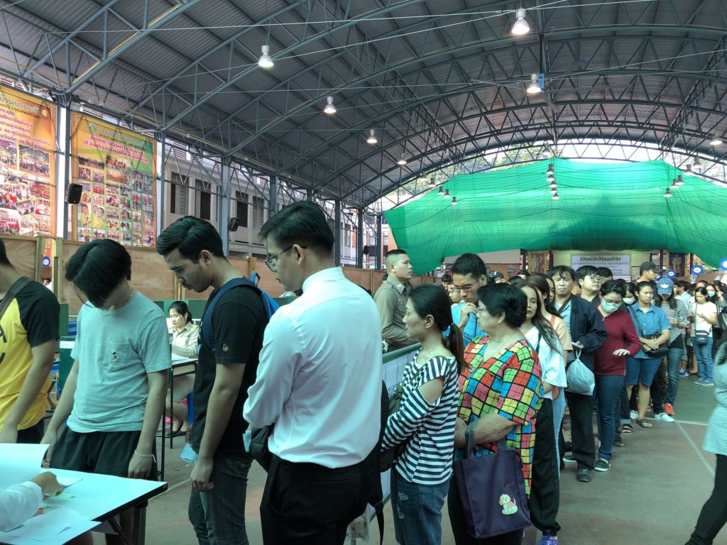 บางกะปิสุดคึกคัก! ปชช.แห่กาบัตรเลือกตั้งล่วงหน้านอกเขตเพียบ