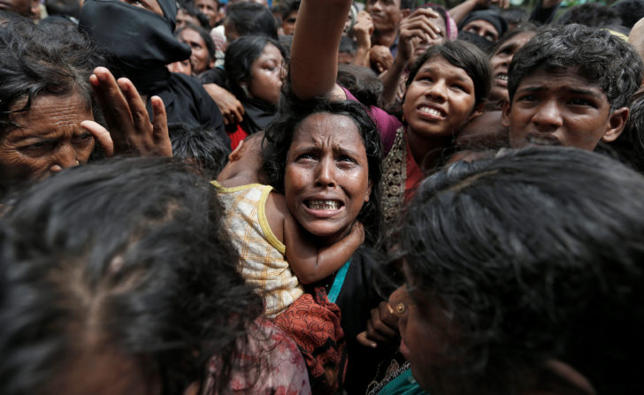 A woman reacts as Rohingya refugees wait to receive aid in Cox's Bazar “บังกลาเทศ” เดือดไม่มีพื้นที่รับ “โรฮีนจา” เพิ่มเติม-ร้องขอ UN ปฏิบัติการขั้นเด็ดขาด