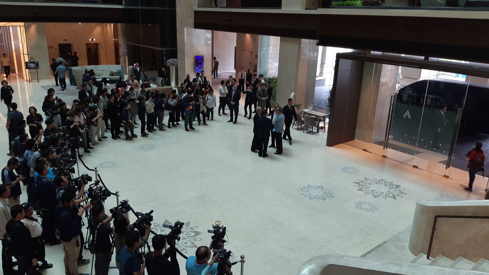“เพื่อไทย” ตั้งแถวรับ “ธนาธร” แถลงจับมือพันธมิตร ตั้งรัฐบาล