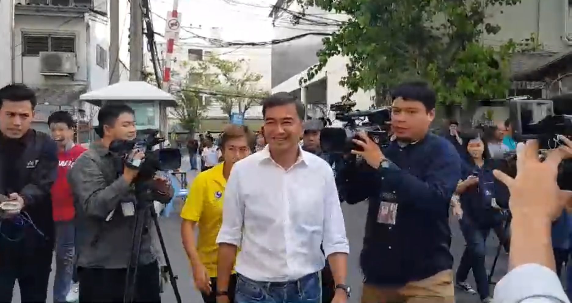 “อภิสิทธิ์-แกนนำ” เข้าพรรคแล้ว จ่อแถลงหลังปิดหีบ ด้านแฟนคลับรอให้กำลังใจ