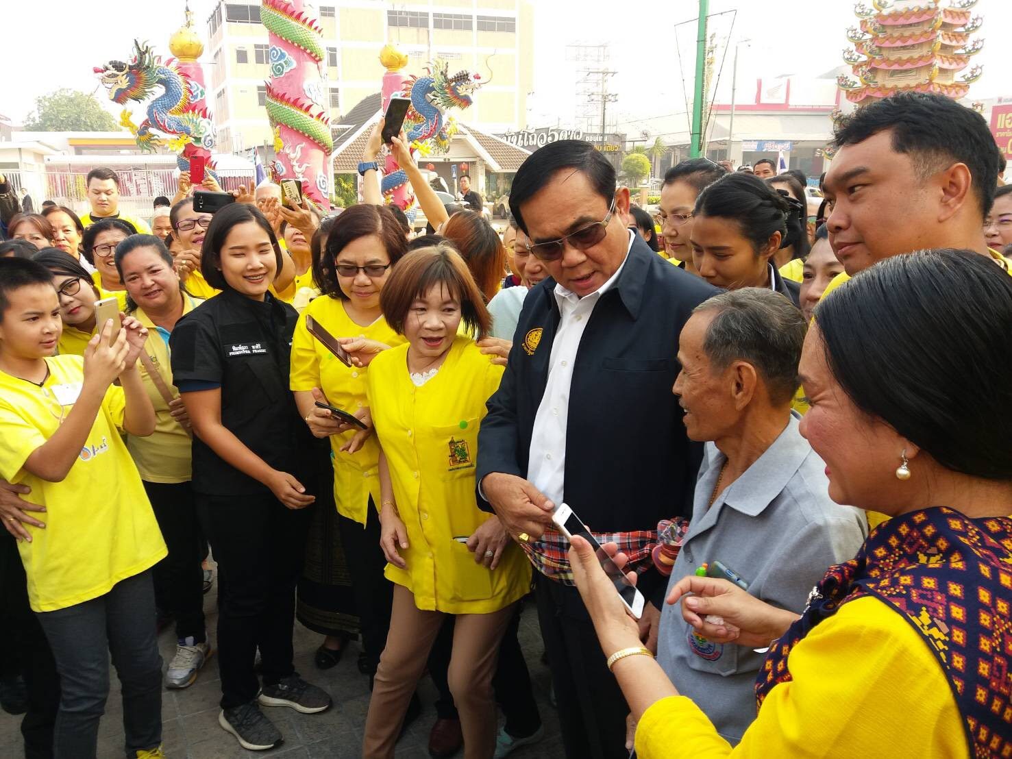 “ประยุทธ์”เยือนขอนแก่น ปลื้มชาวบ้านรอรับ อ้อนเป็นลูกอีสาน แนะ อย่าเลือกคนโกง