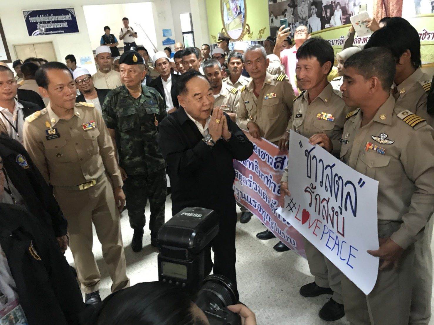 “ประวิตร” พร้อมคณะ ลงพื้นที่รับทราบสถานการณ์และให้กำลังใจปชช. ที่ได้รับผลกระทบจากระเบิดป่วนพัทลุง-สตูล
