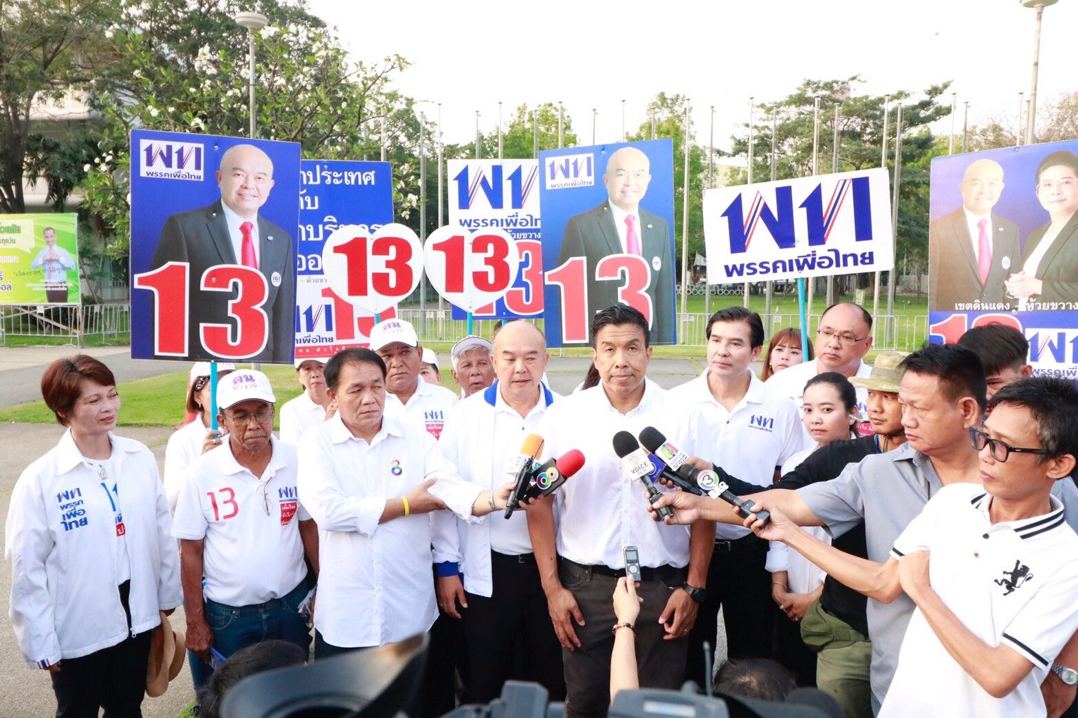 “ชัชชาติ” ลุยดินแดง ออกกำลังกาย-เดินตลาด ลั่นขอ 15 เก้าอี้ กทม. โนแคร์ “ประยุทธ์” จ่อหาเสียง