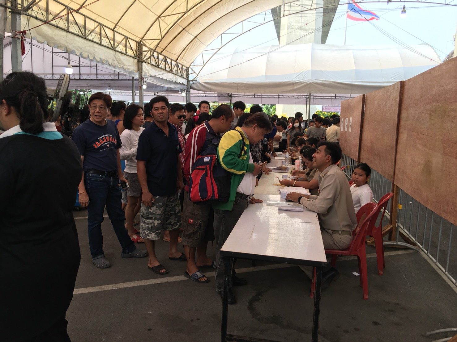 หน่วยเลือกตั้งล่วงหน้า ‘ลาดกระบัง’ คนเเห่ใช้สิทธิเเต่เช้า