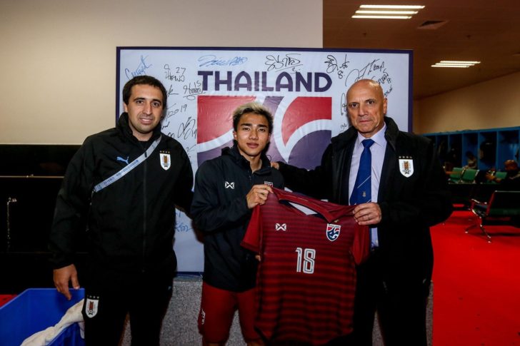 ‘ชนาธิป’ เผย สต๊าฟโค้ชอุรุกวัยขอเสื้อ – เอ่ยปากชมเป็นผู้เล่นฝีเท้าดีมากยกไปเล่นยุโรปได้