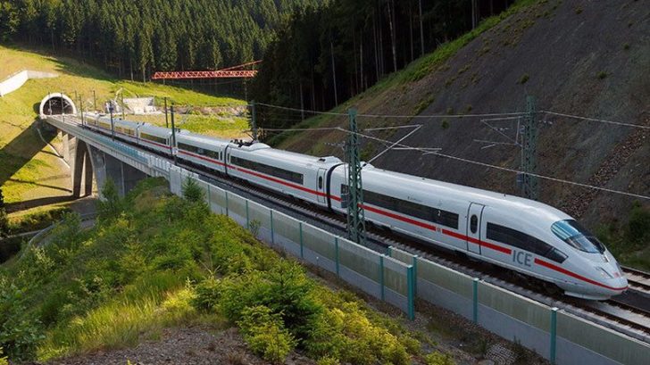 ป่วน! ผู้โดยสารบุกห้องคนขับ ‘รถไฟความเร็วสูง’ โวย ‘ขับเร็วเกินไป’