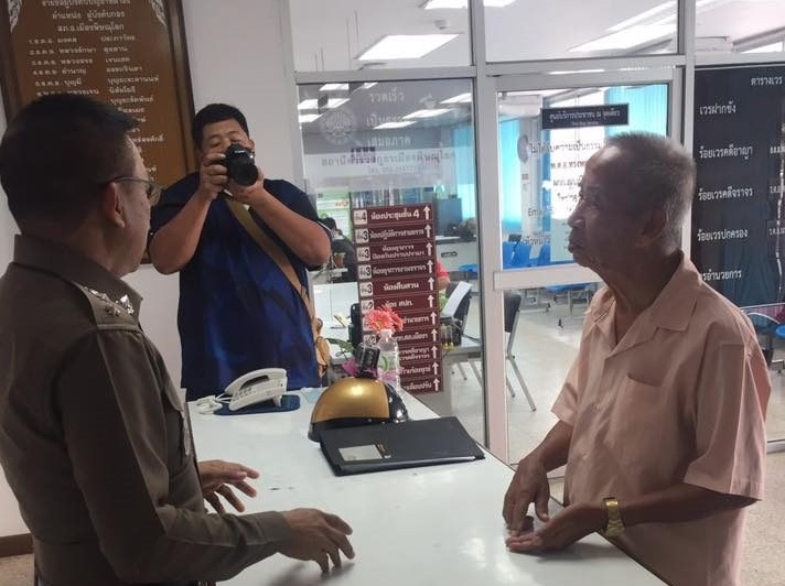 ตาวัย 82 ฉีกบัตรเลือกตั้ง เหตุเข้าใจผิดคิดว่า “เส้นปะคือให้ฉีก”