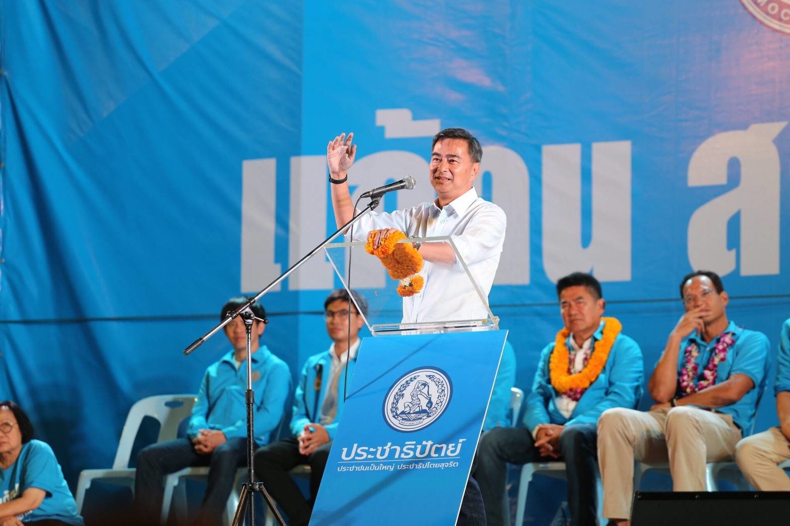 “มาร์ค” ปราศรัยเดือดอัด “สุริยะ” พวกพปชร.เคยทำอะไรกับ “ทักษิณ” กำลังจะทำเลวร้ายกว่า