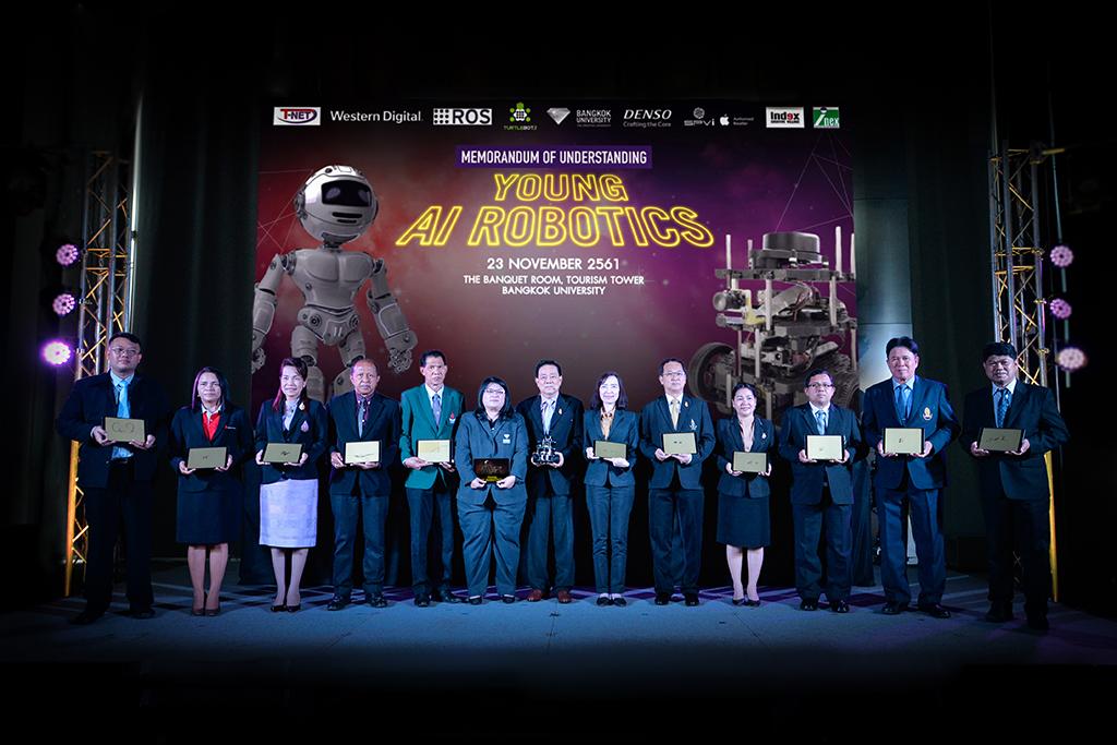 ม.กรุงเทพปลื้ม! โครงการหุ่นยนต์ปัญญาประดิษฐ์ Young AI Robotics สร้างต้นทางความรู้สู่สังคม