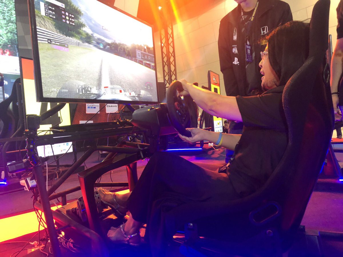 โซเชียลแห่ “#แม่หน่อยติดเกม” หลัง “หญิงหน่อย” เล่นเกมแข่งรถ ชี้เล่นเกมไม่ต่างจาก “นักกีฬาอาชีพ-ธุรกิจ”