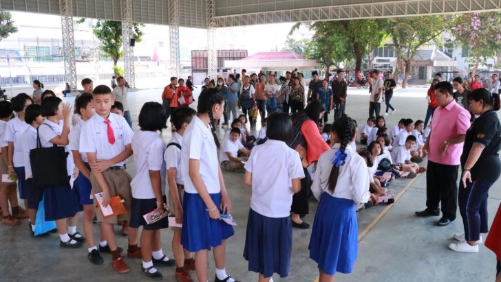 แห่สอบเข้า ม.1 โรงเรียนชื่อดังเมืองโคราช ผู้บริหาร เตือน ระวังแก๊งตกเบ็ด
